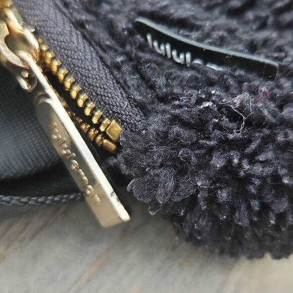 Lululemon Everywhere Belt Bag Fleece Black Sherpa Gold Zip - Picture 2 of 11